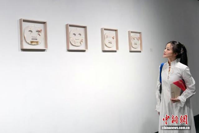 图为展览展出的艺术家刘宝怡创作的作品《修复》。中新社记者 安源 摄 