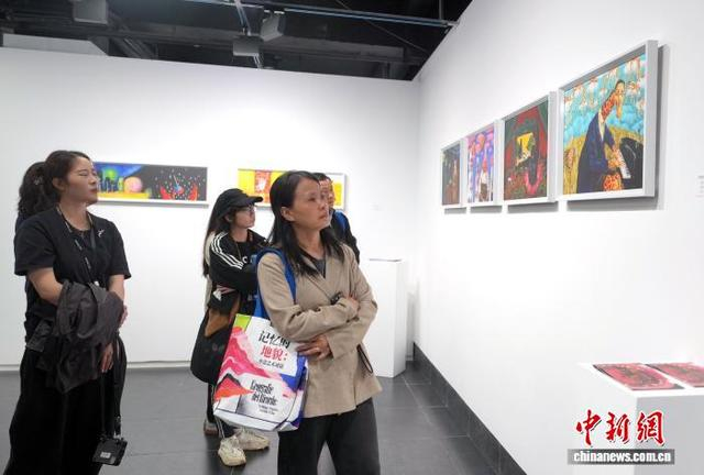 图为观众参观展览。中新社记者 安源 摄 