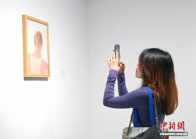 图为观众拍摄展览展出的作品。中新社记者 安源 摄 