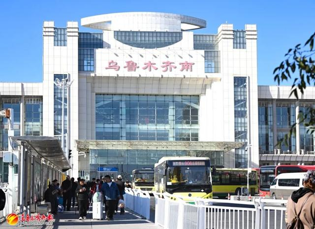乌鲁木齐南站拓宽公交站台，站台空间扩容，有效缓解候车拥挤状况，方便旅客便捷换乘公交。（10月9日摄）