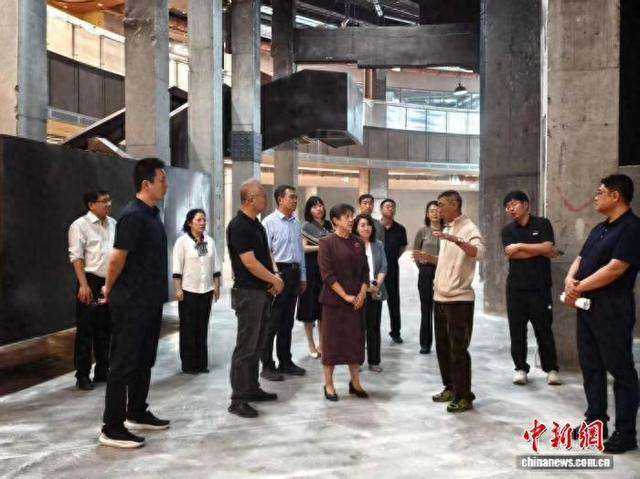 10月10日，调研组在济钢工业旧址实地考察。吕妍 摄
