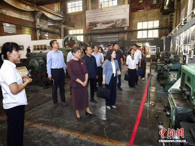 10月10日，调研组在位于章丘区的山东明水浅井粘土矿旧址考察。吕妍 摄