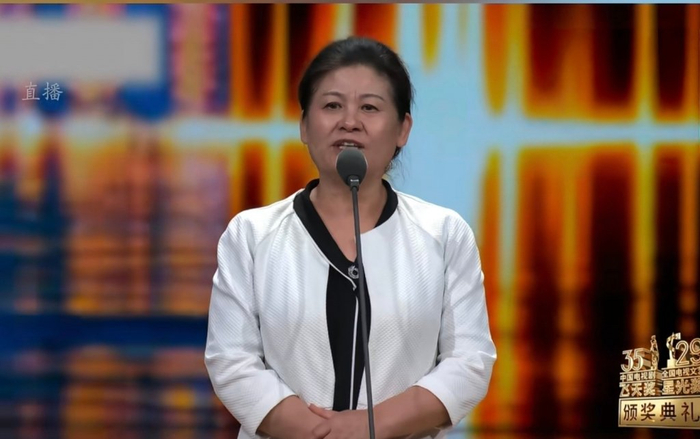 《沉默的荣耀》总编剧卢敏把获奖的感动和开心送给所有被提名的编剧们  图源：直播画面截图
