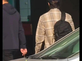 王一博北京出发去马来西亚练车了 格子衫短裤清爽又帅气！