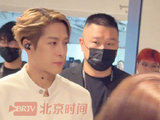王嘉尔狂rua小火人玩偶