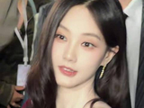 冷白皮加持红裙造型，李一桐在活动现场闪闪发光，状态绝佳，美得很有辨识度