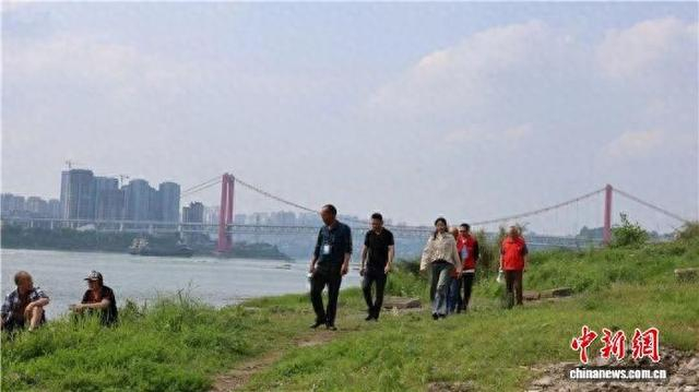 图为王龙贵沿江岸巡查。泸州市委宣传部供图
