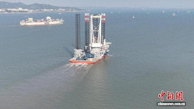 图为10月10日，丹麦籍“峰盛”轮缓缓驶离漳州招银港区豪氏威马码头。李福钦 摄