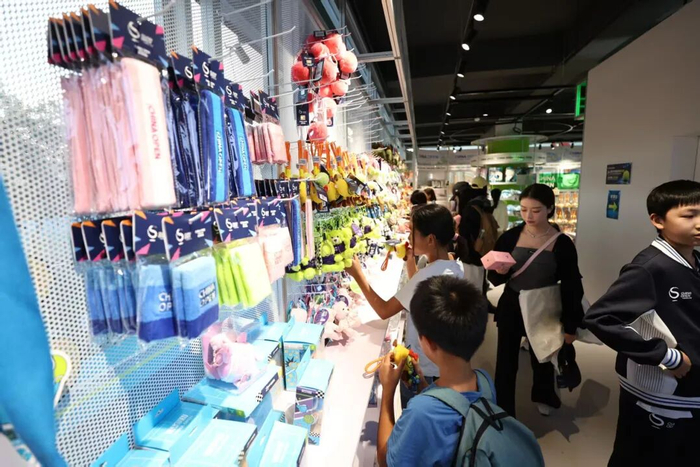 ▲今年中网特许商品销售流水额2800万元。 新京报记者 王飞 摄