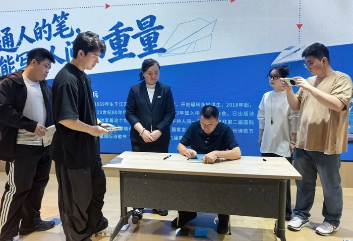 王计兵为读者签名。中新网记者 常慕城 摄