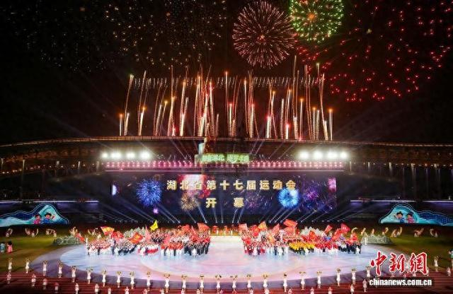 10月10日晚，湖北省第十七届运动会在孝感开幕。吴垠 摄