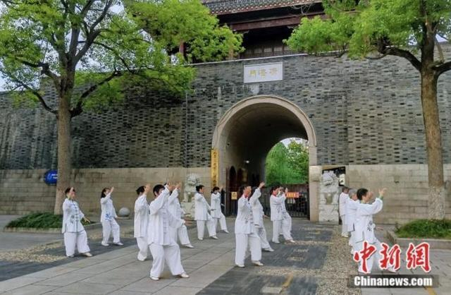 老人在锻炼。如皋市委宣传部 供图
