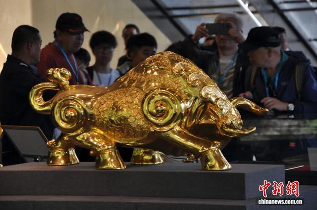 游客观看黄金博物馆“镇馆之宝”大金牛。 柳意 摄