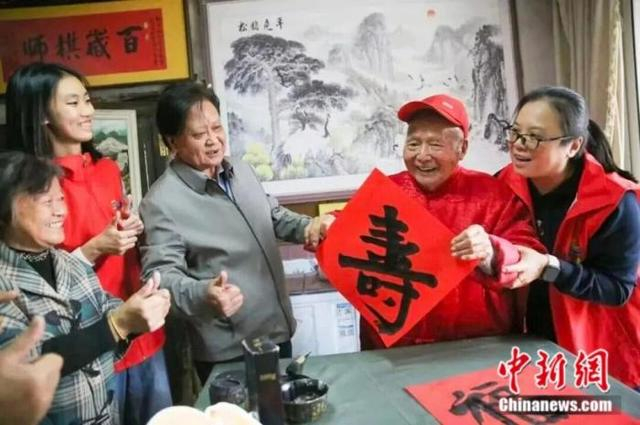志愿者看望老人与家人。如皋市委宣传部 供图
