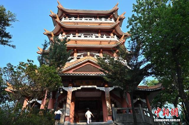 10月11日，广州市天气晴好，鸿鹄楼吸引游客游玩参观。中新社记者 陈楚红 摄 