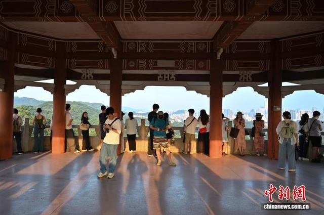 10月11日，广州市天气晴好，鸿鹄楼吸引游客游玩参观。中新社记者 陈楚红 摄 
