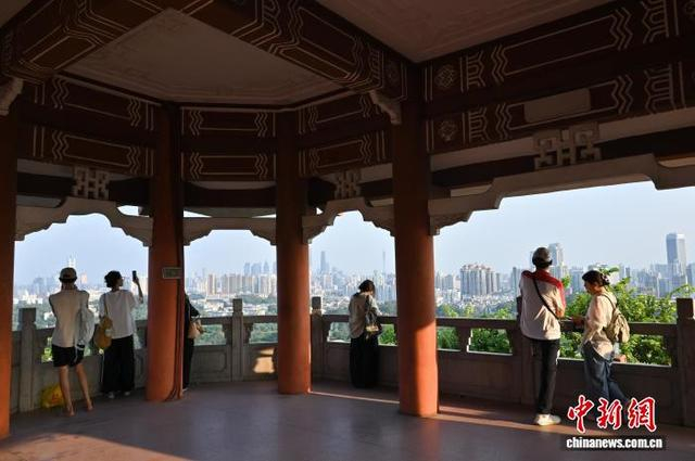 10月11日，广州市天气晴好，游客登上鸿鹄楼观赏湖光山色和广州城景。中新社记者 陈楚红 摄 