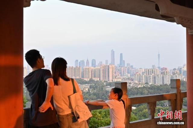 10月11日，广州市天气晴好，游客登上鸿鹄楼观赏广州城景。中新社记者 陈楚红 摄 