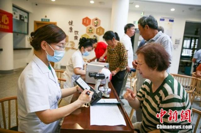 老人在体检。如皋市委宣传部 供图