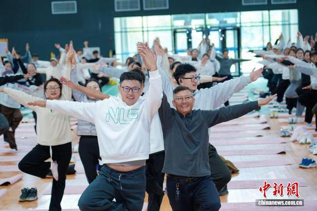 图为全国健身瑜伽公益系列活动走进西藏藏医药大学活动现场。西藏自治区健身健美操协会供图