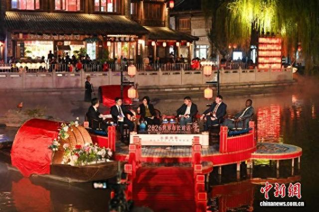 图为外国市长在洛邑古城探讨如何实现城址共生。洛阳市委宣传部 供图