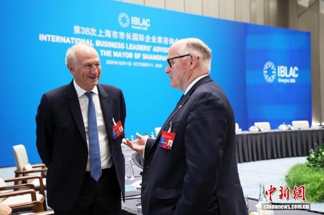 图为与会嘉宾在会议间隙交流。中新社记者 汤彦俊 摄 