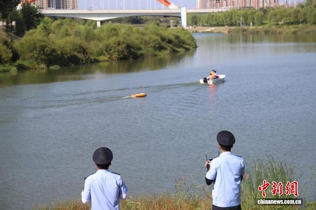 长春市生态环境保护综合行政执法支队在伊通河流域开展无人船作业。长春市生态环境局供图