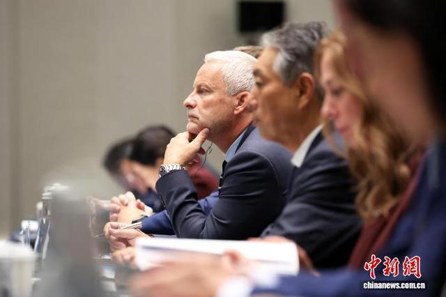 图为与会嘉宾在认真听讲。中新社记者 汤彦俊 摄 