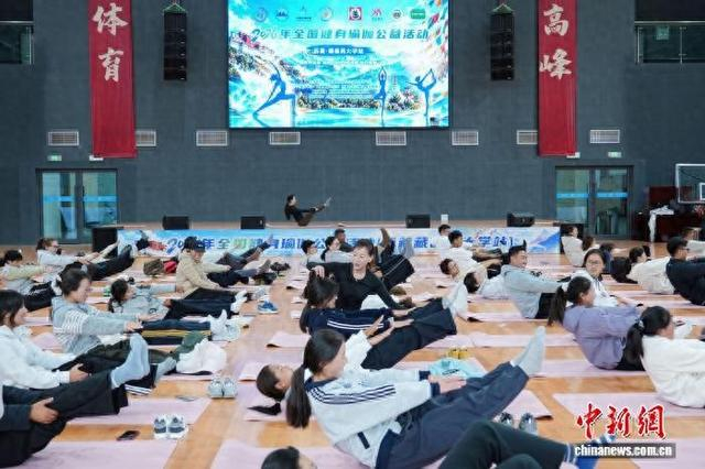图为全国健身瑜伽公益系列活动走进西藏藏医药大学活动现场。西藏自治区健身健美操协会供图