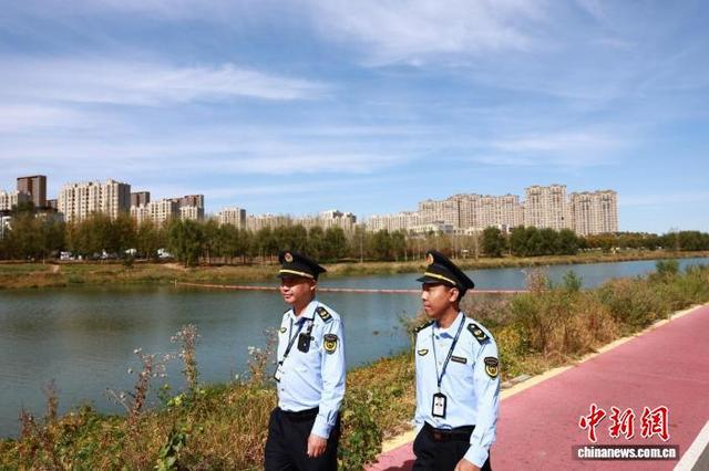 工作人员在伊通河沿岸巡查。王振东 摄