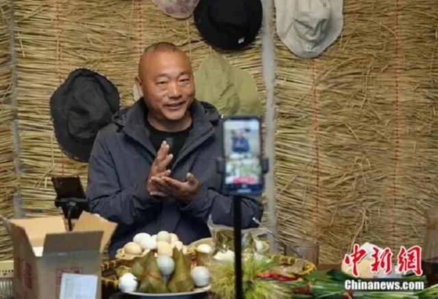 农户直播销售农产品。如皋市委宣传部 供图