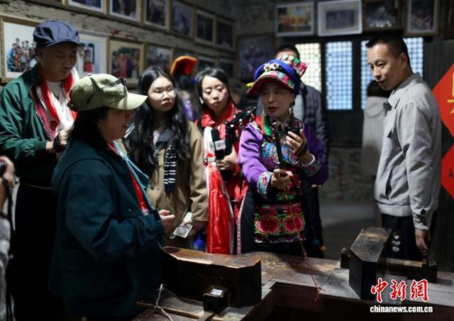 图为讲解员为海外华媒代表介绍碉楼内展示的老物件。中新社记者 王磊 摄