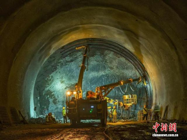 图为西渝高铁高升二号隧道施工现场。京昆高速铁路西昆有限公司 供图