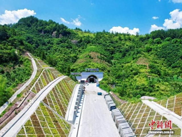 图为西渝高铁高升二号隧道出口。京昆高速铁路西昆有限公司 供图