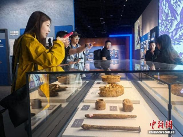 游客在黄金博物馆观展。 石洪宇 摄
