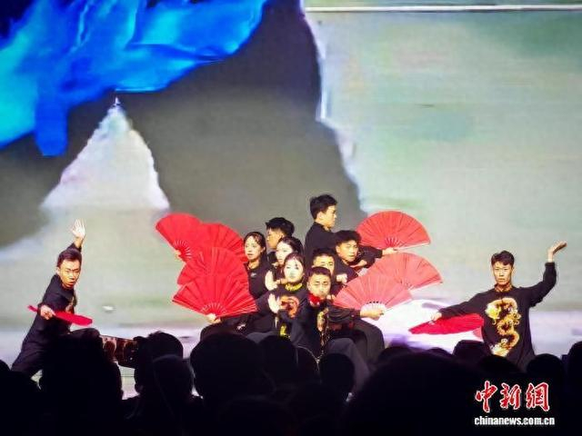 10月11日晚，以“文脉敦煌·武动世界”为主题的首届中国·敦煌国际武术公开赛在甘肃敦煌市开幕。图为敦煌拳展演。张文瑾 摄