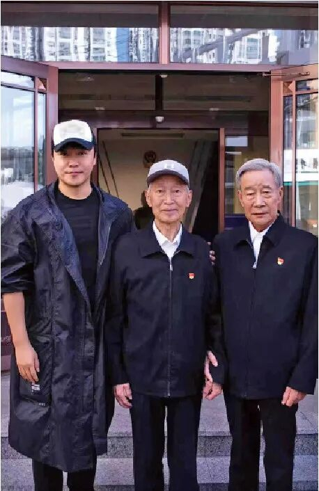 图为崔道植（中）与《神探之痕迹》老年崔道植扮演者李雪健（右）、导演陈思诚合影。