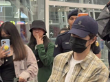 王一博坐上小车车之后放背包的样子好可爱