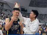 周队！生日快乐！🎂 赛后全场和广东宏远众将为周鹏庆生