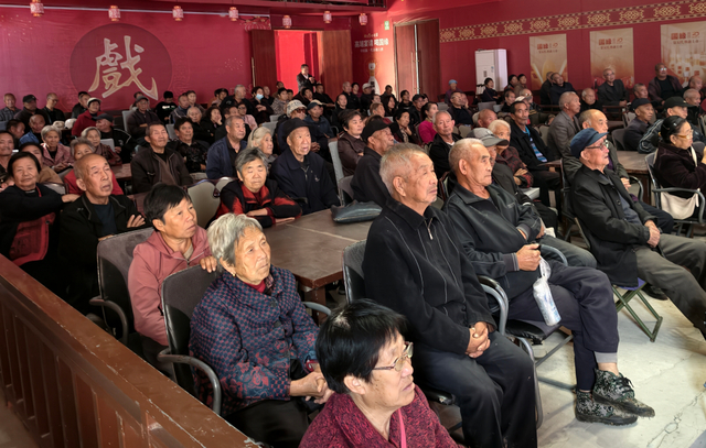 10月3日，红色蒲剧《布衣英雄》在河南省三门峡市陕州区甘棠街道蔡白村精彩上演，群众正在观看演出。新华社记者杨金鑫 摄