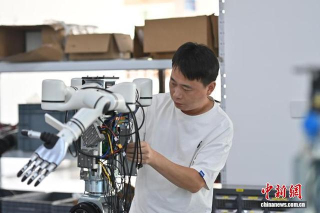 10月12日，在位于合肥市的安徽中科灵犀科技有限公司实验室里，工作人员正在调试机器人产品。中新社记者 张强 摄