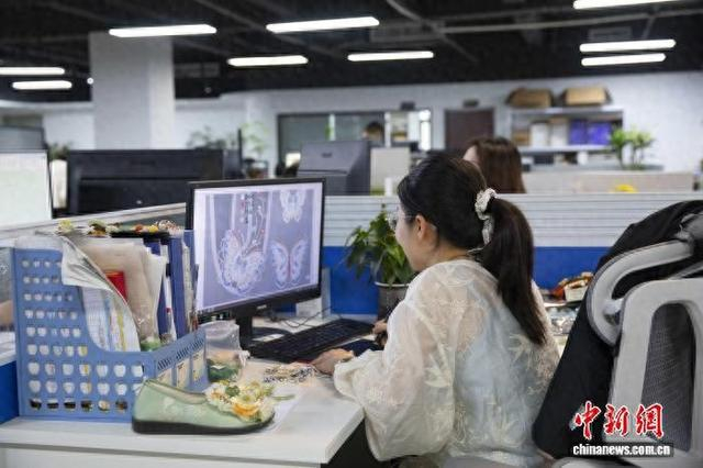 设计师正在设计湘绣蝴蝶图案。陈立群 供图