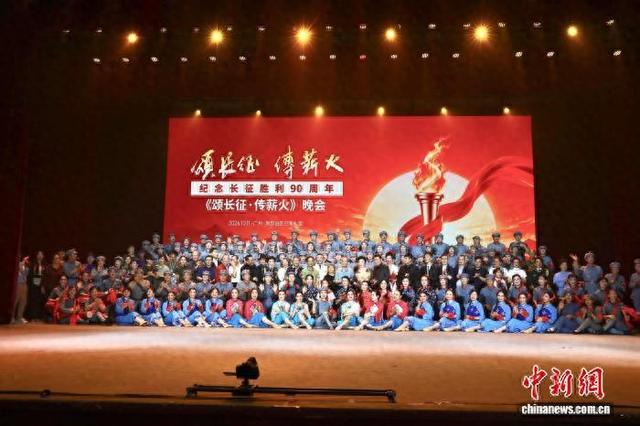 晚会演员与观演嘉宾合影。主办方 供图