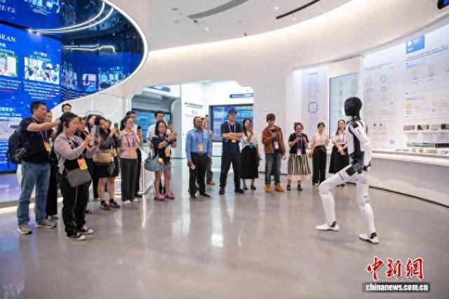 9月18日，第23届中国—东盟博览会举办期间，中外媒体记者在南宁南A中心参观。 翟李强 摄