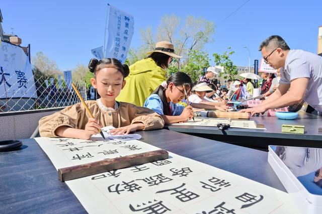 2026年5月1日，新疆昌吉回族自治州昌吉市，昌吉州第二届现场临帖大赛现场，小选手正在专注书写。中新社发 陶维明 摄