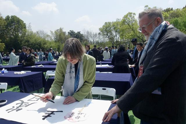 2025年4月1日，第四十一届兰亭书法节在浙江绍兴兰亭开幕，中外书法家现场泼墨挥毫。中新社记者 钱晨菲 摄