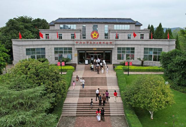 游客前往于都县中央红军长征出发纪念馆参观（10月2日摄）。新华社发（曾小茂 摄）