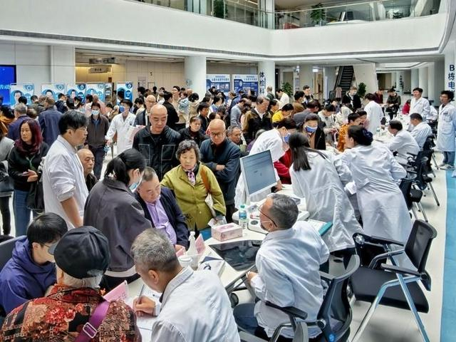广东省人民医院赣州医院沙河院区 “守护心脑 健康同行”心脑血管主题大型义诊活动现场（3月28日）。石贤铃 摄