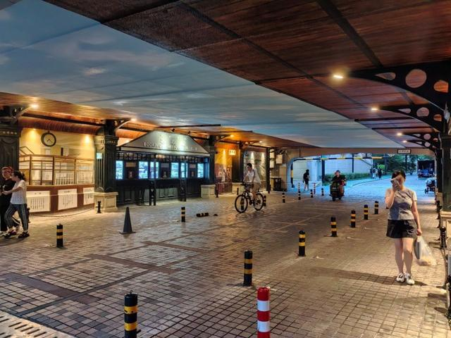 2026年8月28日19:00左右，西藏路桥下空间进行了主题化设计。赵忞 图