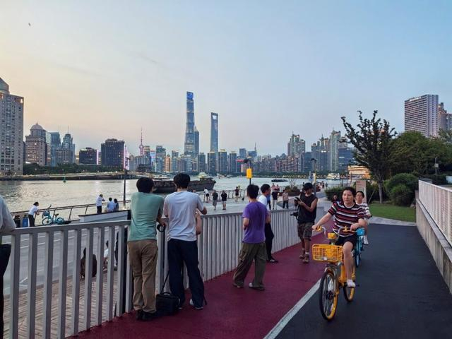 2026年7月30日18:30左右，塘桥绿地的江景吸引国内外很多人打卡。赵忞图